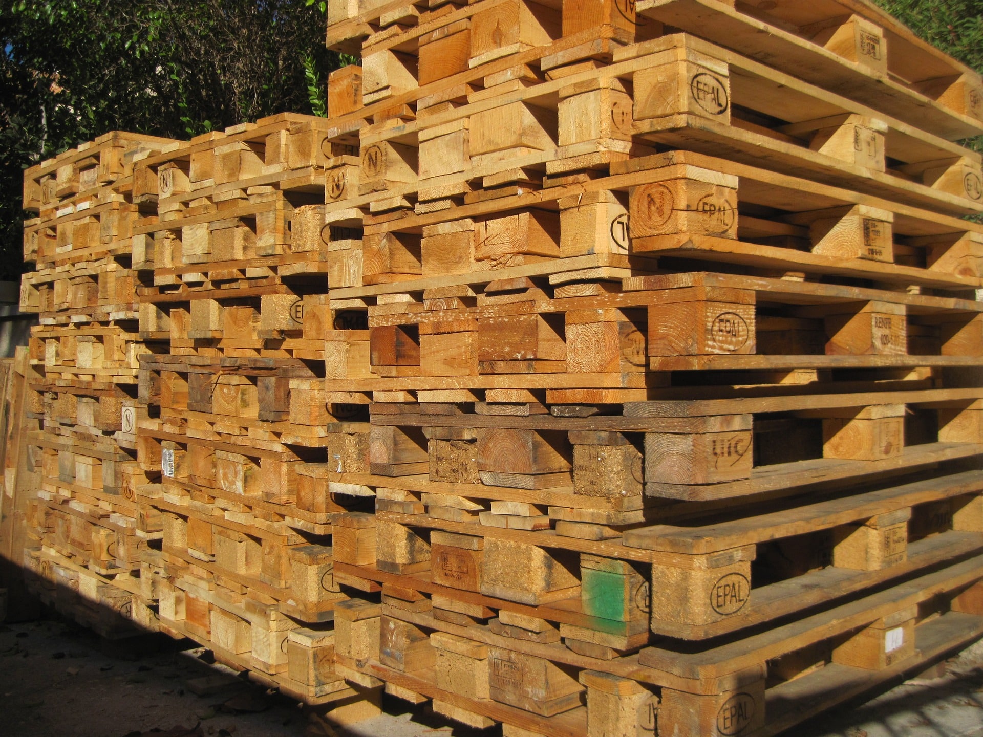 used wood pallets in Racine, high quality used wood pallets, reclaimed wood pallets near Racine