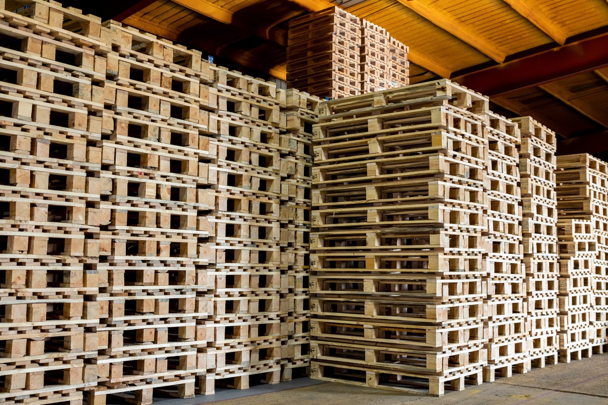 used wood pallets in Racine, high quality used wood pallets, reclaimed wood pallets near Racine